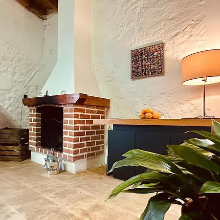 Casa vacanze Charming Rustic Wine Cellar House In With Fireplace