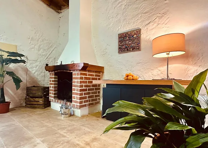 度假居 Charming Rustic Wine Cellar House In With Fireplace